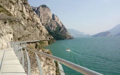 La ciclovia del Garda, un percorso mozzafiato a picco sul lago, tra gallerie e panorami alpini.