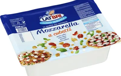 Latbri Mozzarella a cubetti, 2500g. Perfekt för sallader och pizza, där fior di latte betyder "blomman av mjölk" och ger en mild, krämig smak.