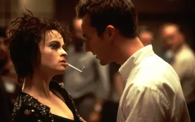 Marla Singer i Narrator z filmu "Podziemny krąg" w intymnej chwili. Obsada filmu w kultowej scenie.