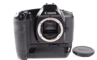 Czarny Canon EOS-1, klasyk wśród aparatów analogowych, gotowy do uchwycenia niezapomnianych chwil.