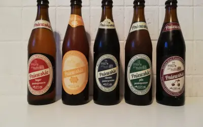 Pięć butelek piwa Pniewskie: jasne, pszeniczne, ciemne, pils i wiśniowe. Ciemne piwo to gatunek ciemnego piwa.