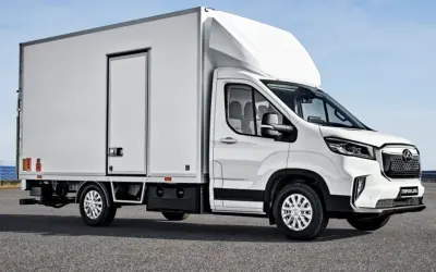 Biały Maxus Deliver 9 z zabudową towarową, gotowy do dostaw.