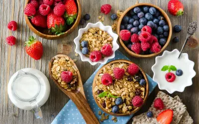 Pyszne śniadanie: granola, jogurt, mleko i świeże owoce. Idealne na dietę bogatoresztkową.