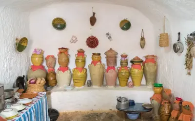 Tradycyjne naczynia ceramiczne, idealne pamiątki, które warto przywieźć z Tunezji.