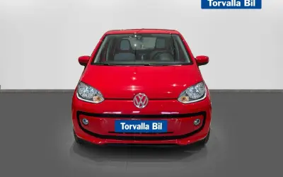 Röd Volkswagen Up, en perfekt begagnad bil för stadskörning.