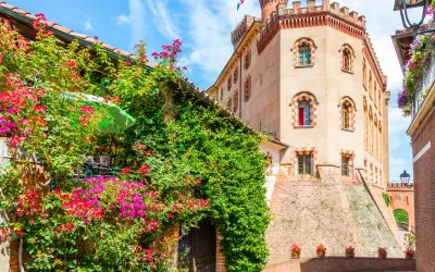 Un castello rosa e un muro di edera fiorita, un angolo incantevole per scoprire cosa vedere nelle Langhe.