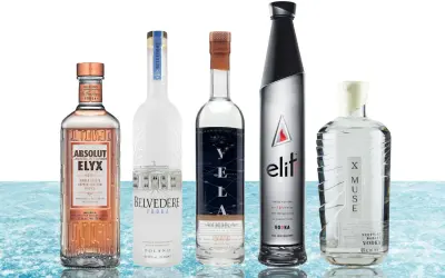 Pięć butelek wódki premium: Absolut Elyx, Belvedere, Yela, Elit i X Muse. Luksusowa wódka cena może być wysoka, ale jakość jest tego warta.