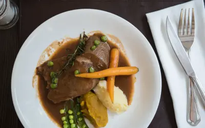 Danie z ozorków wieprzowych w sosie, z puree ziemniaczanym, fasolką i marchewką. Jak oczyścić ozorki wieprzowe?