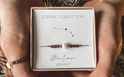 Bransoletka z granatów i perłą, symbolizująca znak zodiaku Baran. Kamień ten dodaje energii i odwagi.