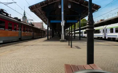 Jak sprawdzić peron pociągu? Szybkie metody online i na dworcu