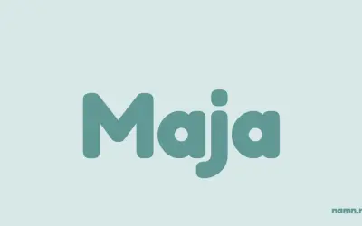 Stora, turkosa bokstäver bildar ordet "Maja". Namnet Maja har en rik betydelse och är populärt i Sverige.