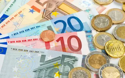 Na Cyprze płaci się euro. Widoczne banknoty 5, 10, 20 i 50 euro oraz monety euro.