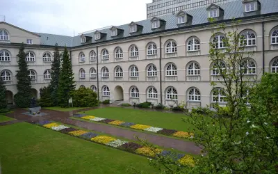 Dziedziniec uniwersytecki w Lublinie, idealne miejsce na studia.