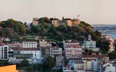 Blick auf Lissabon mit dem Castelo de São Jorge auf dem Hügel. Tickets für das Castelo de São Jorge sind hier erhältlich.