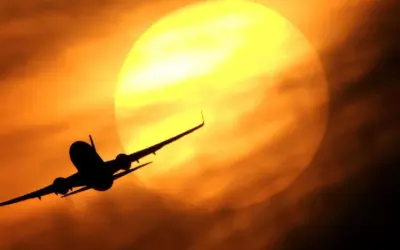 Flugzeug im Gegenlicht der Sonne, das zeigt, dass sich Meilen sammeln für solche Erlebnisse lohnt.
