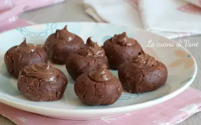 Dolci da fare in 5 minuti senza cottura: palline al cacao con crema al cioccolato, perfette per una pausa golosa.