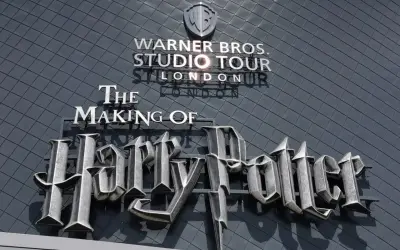 Warner Bros. Studio Tour London – The Making of Harry Potter. Wielkie, metalowe litery nazwy serii filmów zdobią fasadę budynku.