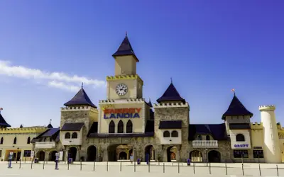 Zamek Energylandia z zegarem i napisem. Dowiedz się, ile kosztuje bilet do Energylandii, by przeżyć niezapomnianą przygodę!