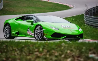 Zielone Lamborghini na torze wyścigowym, gotowe do ekscytującego przejazdu.