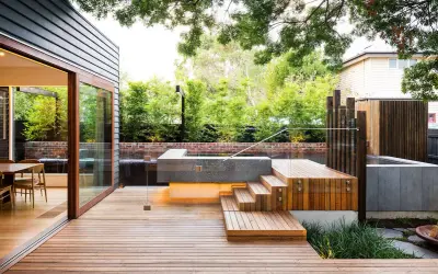 Modern deck with integrated seating and steps, part of stunning reformas de patios exteriores.