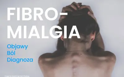 Kobieta z rękami we włosach, tekst "Fibromialgia", "Objawy", "Ból", "Diagnoza".