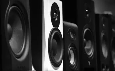 Rząd głośników studyjnych, jeden biały, reszta czarna. Zastanawiasz się spdif co to? To cyfrowe połączenie audio.