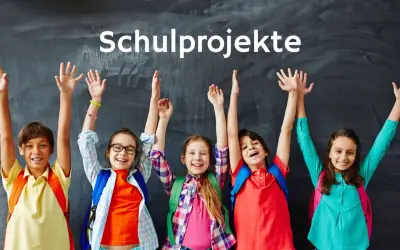 Fünf fröhliche Grundschüler mit Rucksäcken und erhobenen Armen vor einer Tafel, die "Schulprojekte" anzeigt.