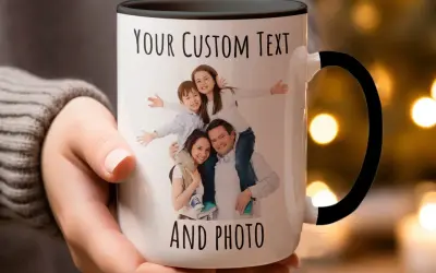 Biały kubek z czarnym uchem, z nadrukiem rodziny i tekstem "YOUR CUSTOM TEXT AND PHOTO".