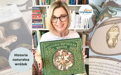 Kobieta z uśmiechem prezentuje piękne książki o wróżkach, w tym "Historia naturalna wróżek" z ilustracją bajkowej postaci.
