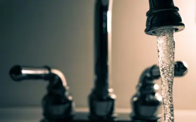 Acqua che scorre dal rubinetto, un dettaglio per capire se l'acqua del rubinetto è buona.