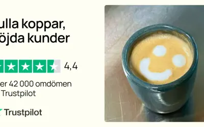 En kopp kaffe med ett leende latte art. Fulla koppar, nöjda kunder som njuter av sitt chai kaffe.