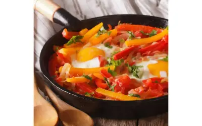 Poêlée colorée de poivrons et œufs, un plat savoureux qui rappelle la recette piperade grand-mère.