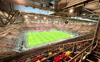 Innenansicht des bergische sportzentrum solingen. Ein Fußballstadion mit grünem Spielfeld und vielen Sitzplätzen, bereit für das nächste Spiel.
