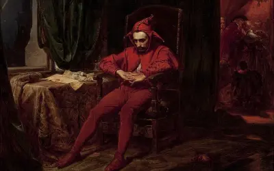Smutny stańczyk w czerwonym stroju siedzi w fotelu, zamyślony. Na stole obok leżą dokumenty.