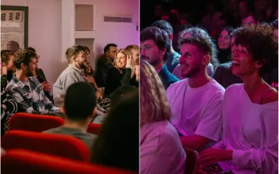 Des spectateurs rient aux éclats dans un **comedy club Paris gratuit**. Ambiance chaleureuse et humour garanti.