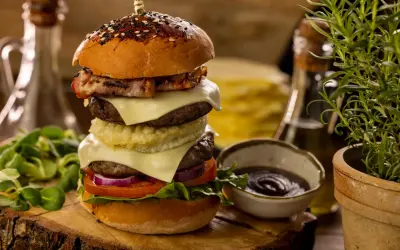 Jak doprawić burger wołowy, aby był soczysty i pełen smaku