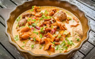 Herzhaftes schweinefilet mit pfifferlingen in cremiger Soße, garniert mit frischer Petersilie. Ein Genuss für Feinschmecker.