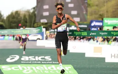 Crippa taglia il traguardo della maratona di Parigi, esausto ma vittorioso. La sua corsa è un'ispirazione.