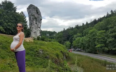 Kobieta w ciąży cieszy się pięknym krajobrazem, idealnym miejscem, gdzie na wakacje w ciąży.