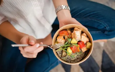 Gesunde Mahlzeit: Lachs mit Quinoa und Gemüse. Perfekt, wenn du fragst: was kann ich essen ohne zuzunehmen.