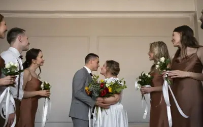Para młoda w otoczeniu druhen i świadków. Romantyczny ślub w piątek, pełen miłości i pięknych bukietów.