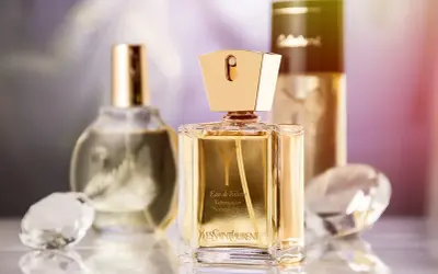 Eleganckie butelki perfum Yves Saint Laurent. Zastanawiasz się, gdzie wyrzucić butelkę po perfumach? Szkło i plastik zazwyczaj do pojemników na odpady zmieszane lub do segregacji, jeśli są dostępne odpowiednie frakcje.