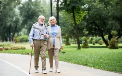 Para, idąc przez park, planuje wspólny wyjazd do sanatorium. Wniosek o wspólny wyjazd do sanatorium wzór za darmo, to ich cel.