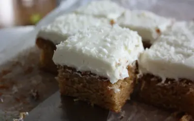 Färska bitar av morotskaka med krämig frosting och kokosflingor. En perfekt fika!