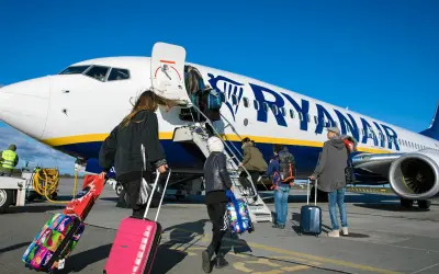 Ludzie wsiadają do samolotu Ryanair z bagażami. Zastanawiasz się, czy można zwrócić bilety Ryanair?