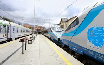 Pendolino na stacji, widoczne oznaczenie w rozkładzie jazdy. Pociągi PKP Intercity gotowe do podróży.