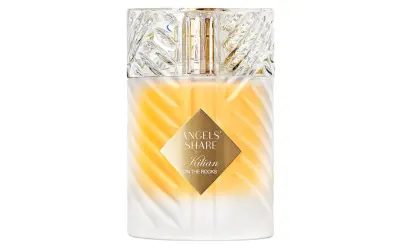 Elegancka butelka perfum Kilian Angels' Share, z wyrazistym, złotym logo i ozdobną nakrętką.