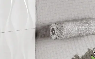 Rolka do nanoszenia folii w płynie, która pozwala na późniejsze położenie płytek.