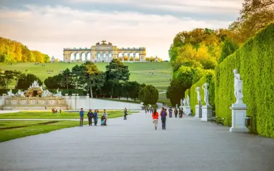 Spacerem po ogrodach Pałacu Schönbrunn, gdzie można kupić bilety i podziwiać fontanny oraz rzeźby.