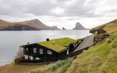 Casa con tetto d'erba sulle isole Faroe, dove si trovano paesaggi mozzafiato e natura selvaggia.
